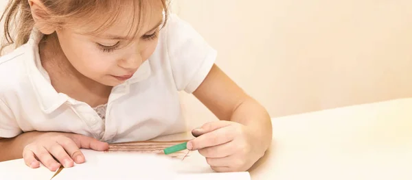 Mladá dívka kreslí tužkou zápisník. Domovská kancelář — Stock fotografie