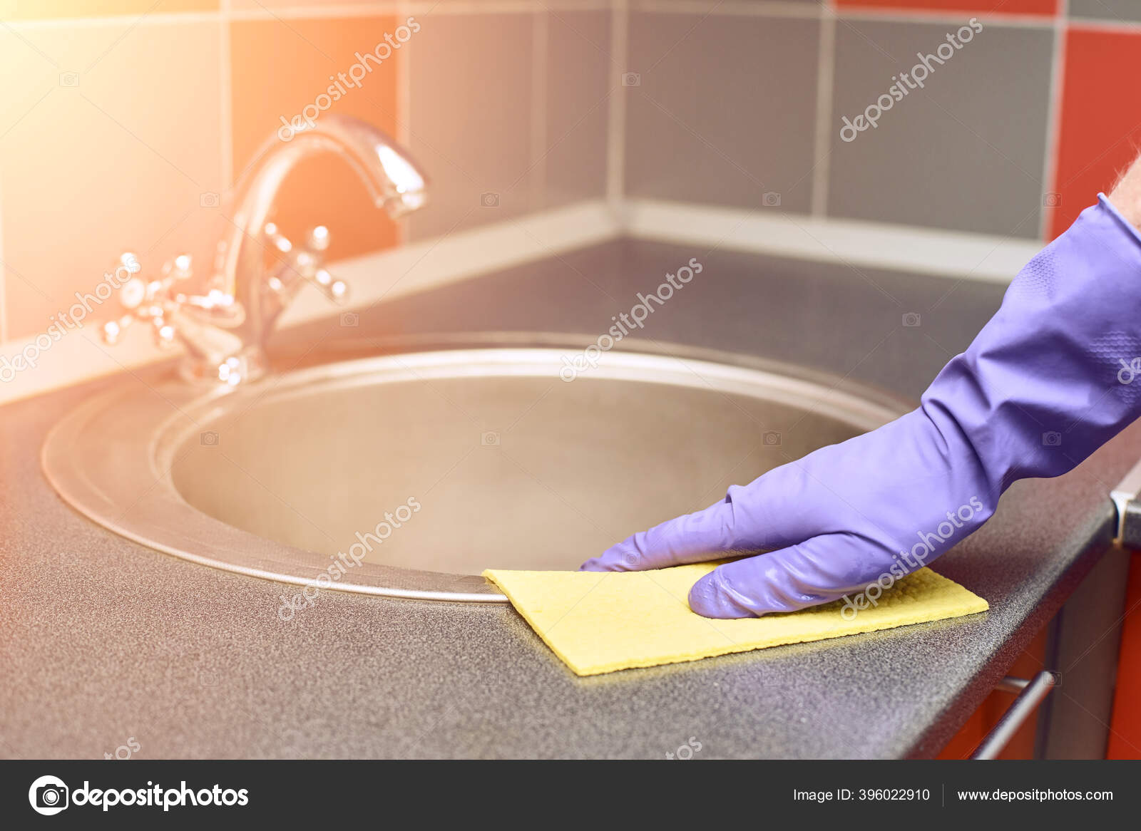 Mano en guante protector fregadero de cocina limpia: fotografía de stock ©  elenavolf #396022910