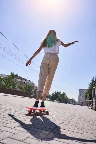 Estudante no skate rosa. Viajante local. Estilo de vida de esterilização . — Fotografia de Stock