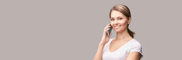 Pretty girl using cellphone. Woman holding mobile phone — Stock Photo, Image