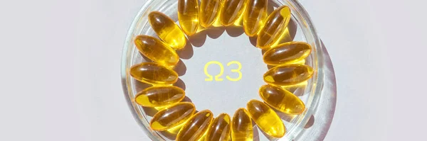 Kapsułka żelowa Omega3. Żółta witamina. Lekarstwo dietetyczne. Dodatek oleju rybnego — Zdjęcie stockowe