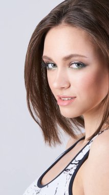 Güzel sporcu kız. Spor kıyafetleri içinde güzel bir kadın.