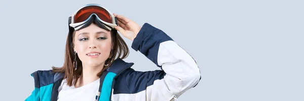 Belle fille sportive. Veste de snowboard. Jolie jeune femme en vêtements de fitness — Photo