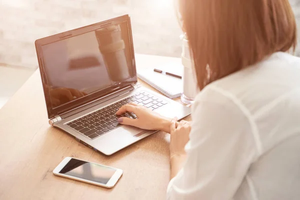 Estudante do sexo feminino trabalhar no laptop. Aulas online — Fotografia de Stock