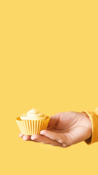 노란색 단색 빵 가게입니다. 지속 가능 한 컵 케익 컵. 손을 잡고 — 스톡 사진