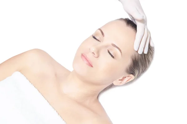 Menina deitada no spa cosmetologia. Massagem facial — Fotografia de Stock