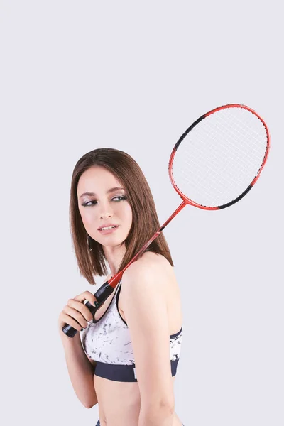 Chica del deporte de belleza. Jovencita guapa vestida con ropa deportiva. Cuerpo delgado. Bádminton — Foto de Stock