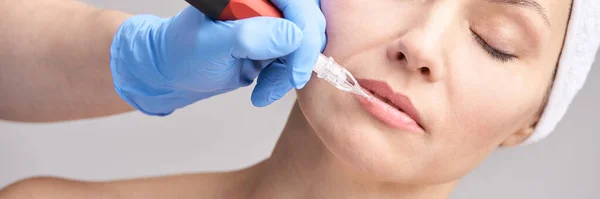 Cuidado de la piel esteticista. Maquillaje de derma facial. Tratamiento facial. Dermatología femenina —  Fotos de Stock