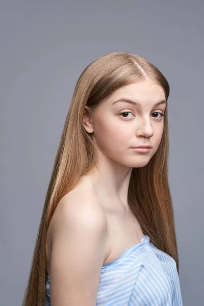 Jonge mooie vrouw studio portret. Cosmetologisch concept — Stockfoto