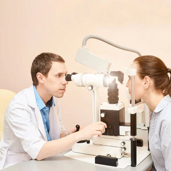 Augenarzt untersucht Patient Heide. Augenheilkunde-Konzept — Stockfoto