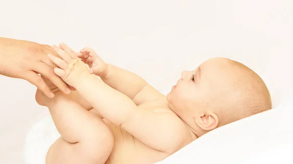 Ragazzo appena nato, mano materna. Massaggio materno infantile. bambini divertenti cambiano pannolino — Foto Stock