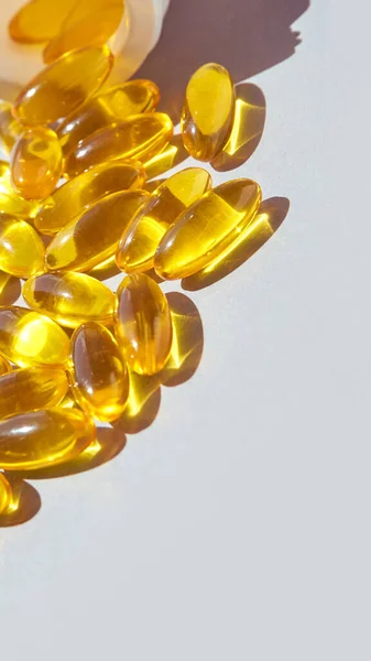 Гелева капсула Omega3. Жовтий вітамін. Дієтологічний препарат. Риб'ячий жир добавка — стокове фото