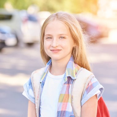 Sırt çantalı genç kız. Yaşam tarzı sınıfa gidiyor.