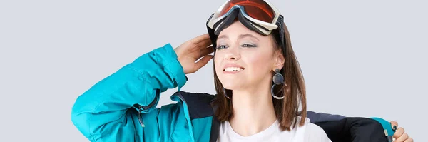 Chica del deporte de belleza. Chaqueta de snowboard. Mujer bastante joven en ropa de fitness — Foto de Stock