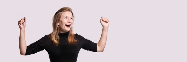 Retrato femenino estético. Feliz sonrisa de mujer. Fondo aislado gris — Foto de Stock