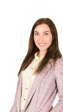 Kadın kalemle, not defteriyle yazıyor. Öğrenciler üniversiteyi düşünür. Yetişkin bir kadın.