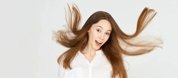 Glückliches junges Mädchen schockiert. Frau wow Gesicht. Weibliches Model im Studio. Frauenporträt — Stockfoto