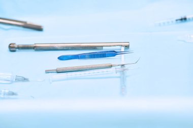 Ameliyat aletleri. Ameliyathane içeride. Mavi renk.