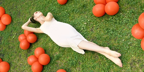 Pretty young woman lying down on grass. Fashion model — Stock Photo, Image