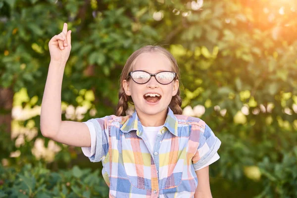 Vackert amerikanskt porträtt av skolflickan. Förskolebarn. En liten lycklig flicka. — Stockfoto