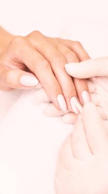 Beyaz arka planda klasik pembe düğün manikürü. Spa tedavisi kavramı