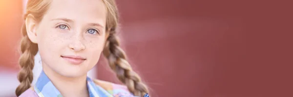 Vackert amerikanskt porträtt av skolflickan. Förskolebarn. En liten lycklig flicka. — Stockfoto