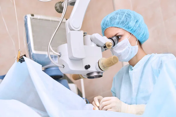 Des gens de l'hôpital. Fond médical bleu. Soutien aux soins de santé — Photo