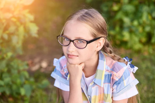 Mooi Amerikaans portret van schoolmeisje. Een kleuter. Klein gelukkig meisje — Stockfoto