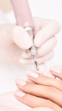 Beyaz arka planda klasik pembe düğün manikürü. Spa tedavisi kavramı