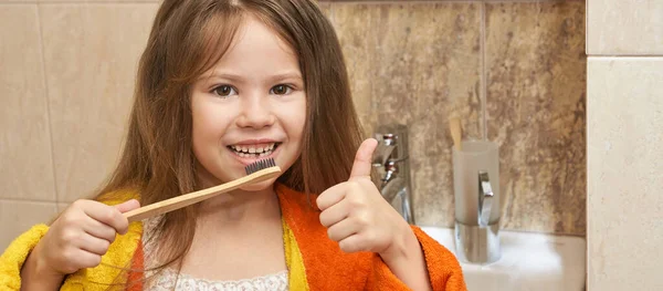 Jonge meisje tandheelkundige zorg. Kindertanden wassen — Stockfoto