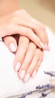 Beyaz arka planda klasik pembe düğün manikürü. Spa tedavisi kavramı