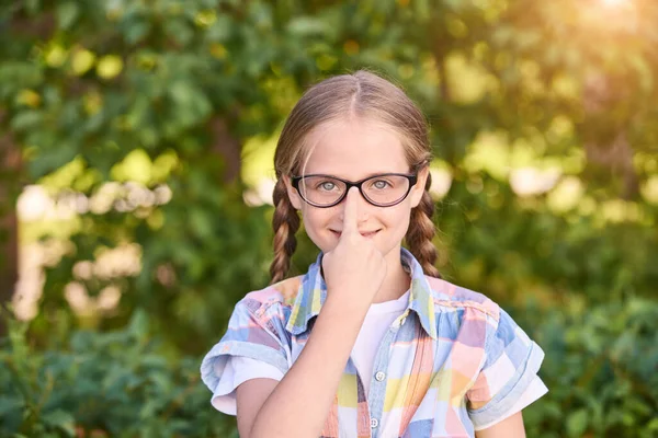 Piękny amerykański portret uczennicy. Dzieciak z przedszkola. Mała szczęśliwa dziewczynka. — Zdjęcie stockowe