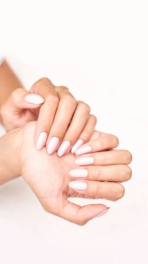 Beyaz arka planda klasik pembe düğün manikürü. Spa tedavisi kavramı