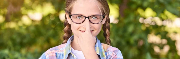 Hermoso retrato americano de colegiala. Niño en edad preescolar. Niña feliz — Foto de Stock