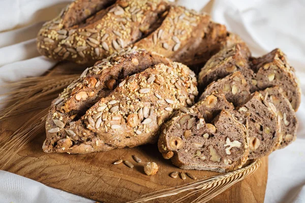 Natürmort esnaf ekmek tohumlar ve fındık ile