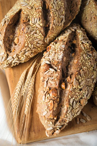 Natürmort esnaf ekmek tohumlar ve fındık ile