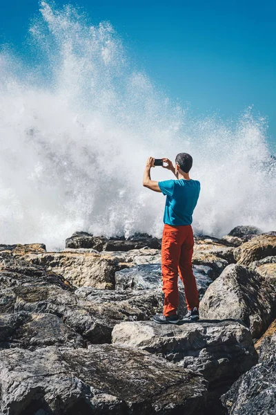 Man Tar Bilder Stormigt Hav Med Mobil — Stockfoto