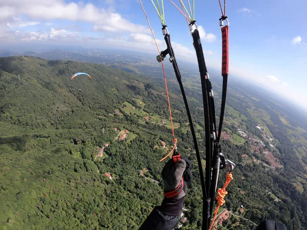 Paragliding Oblacích Krásné Letní Den — Stock fotografie