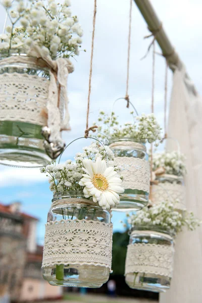 Flores Decorativas Bulbos Pendurados Uma Festa Casamento — Fotografia de Stock