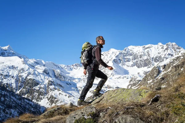 Homem Caminhando Nos Alpes Belo Dia Ensolarado Parque Nacional Grand — Fotografia de Stock