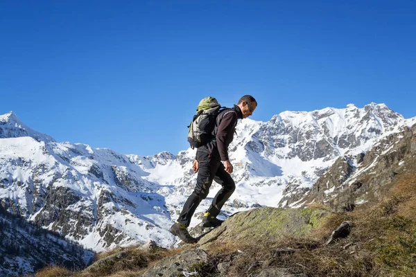 在阳光明媚的日子里在阿尔卑斯山徒步旅行 大帕拉迪索国家公园 意大利 — 图库照片