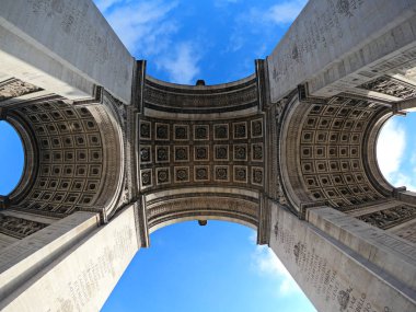 Ark altından görüldüğü gibi Arc de Triomphe Paris manzaralı geniş açı. Eylül 5 2012
