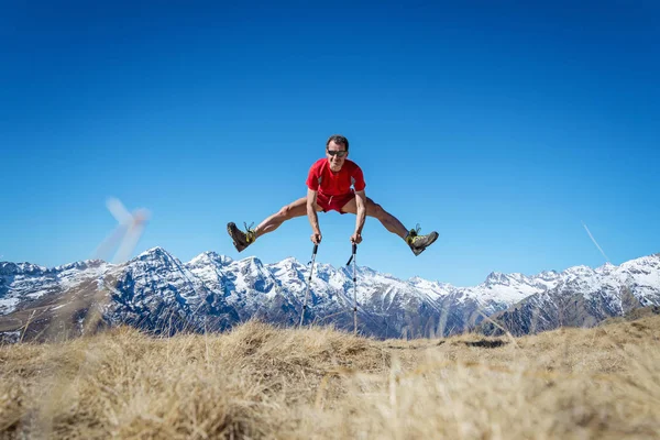 Man Jumping Mountains Beautiful Sunny Day Italian Alps Italy — Stock Photo, Image