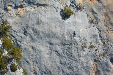 Verdon Gorge kanyonuna tırmanan çift, Provence. Fransa