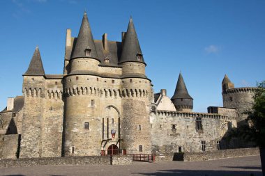 Chteau de Vitre güneşli güzel bir günde. Bretagne, Fransa