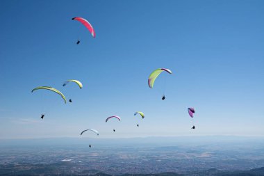 Yamaç paraşütçüleri grubu Puy de Dome, Auvergne, Fransız Massif Central'da termal bir akıntının tadını çıkarıyor. Fransa