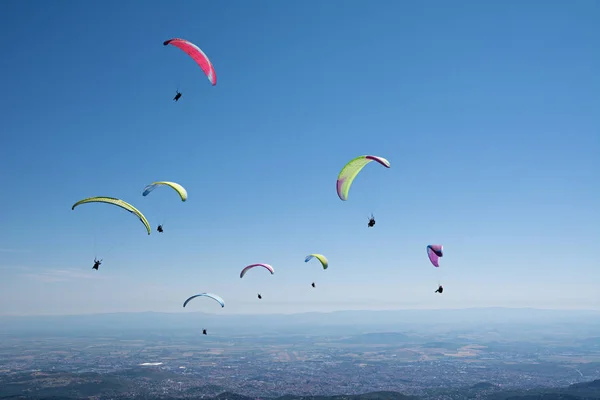 在法国马西夫中央的普伊德圆顶 一群滑翔伞享受热升 — 图库照片