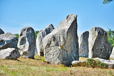 Carnac, Brittany'de tarih öncesi megalitik menhirler hizalandı. Fransa