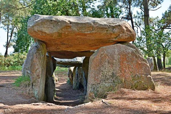 Prehistoryczny Dolmen Pobliżu Megalitycznych Menhirs Wyrównanie Carnac Bretania Francja — Zdjęcie stockowe