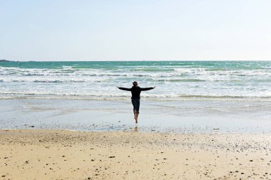 Ufukta martılar ve uçurtma sörfçüleri. Atlantik Okyanusu. Brittany, ne kadar. Fransa